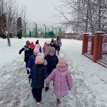 Grupa Misie na spacerze obserwacja zmian w przyrodzie..jpg