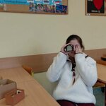 zdjęcie uczennicy siedzącej w ławce i oglądającej slajdy.jpg