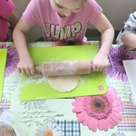 Dziewczynka rozwałkowuje ciasto..jpg