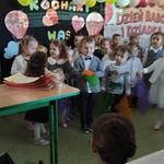 Dzieci z grupy Żabki podczas uroczystości z okazji Dnia Babci i Dziadka..jpg