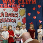 Dzieci z grupy Sówki podczas występu z okazji Dnia Babci i Dziadka..jpg