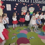 Występ Dzieci z grupy Biedronek z okazji Dnia Babci i Dziadka..jpg