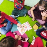 Dzieci z grupy Motylki podczas układania na dywanie puzzli z obrazkiem Walentynkowym..jpg