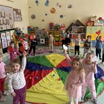 Dzieci z grupy Sówki podczas zabaw Walentynkowych..jpg