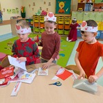 Troje chłopców z grupy Misie otwierają otrzymane od dzieci walentynki z Poczty Walentynkowej..jpg