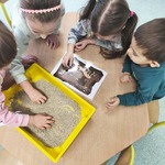 Dzieci z grupy Motylki z okazji Dnia Dinozaura szukają w piasku szczątków dinozaurów..jpg