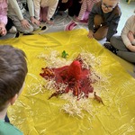 Na zdjęciu są dzieci z grupy Pszczółki_ które obserwują symulację erupcji wulkanu..jpg