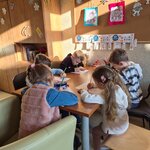 Dzieci podczas zajęć korekcyjno kompensacyjnych pt Zręczne rączki bystry umysł_ ćwiczą mot.jpg