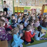 Dzieci z grupy Biedronki_ Żabki i Sówki podczas aktywnego uczestniczenia w audycji muzycznej..jpg