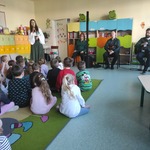 Dzieci z grupy Pszczółki_ Motylki i Misie podczas audycji muzycznej..jpg