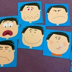Na zdjęciu widać kilka kolorowych kart z rysunkami twarzy chłopca przedstawiających różne emocje. Ilustracje są wykonane w prostym, dziecięcym stylu i ułożone na fioletowym tle.