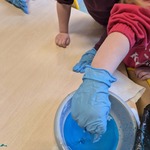 Dzieci z grupy Żabki podczas eksperymentu z cieczą Newtonowską..jpg