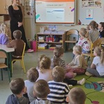 Dzieci z gr. Biedronki i Pszczółki podczas warsztatów stomatologicznych pt. Dieta  z Fundacji Wiewiorki Julii..jpg