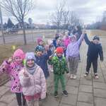 Grupa Motylki i Misie podczas spaceru z okazji Pierwszego dnia wiosny.Dzieci rozdają przechodniom ręcznie robione kwiaty..jpg