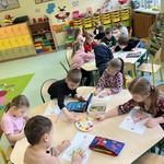 Dzieci z grupy Biedronki podczas wykonywnia pracy plastycznej związanej z wiosną..jpg