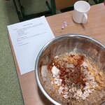 Na stole leży metalowa miska z pokrojonymi składnikami i przyprawami tworzącymi kolorową m.jpg
