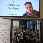 Ekran z wizerunkiem Grzegorza Kasdepke