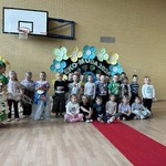 Na zdjęciu są dzieci z grupy Pszczółki podczas występu na konkursie ekologicznym pt. EKO-MODA..jpg