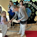 Pani Dyrektor podczas wręczenia nagrody w konkursie EKO MODA..jpg