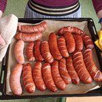Na zdjęciu widać formę do pieczenia z upieczonymi kiełbaskami.