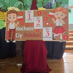 Tablica z uroczystości z napisem KOCHAM CIĘ POLSKO..jpg