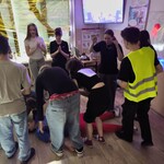Kilkunastoosobowa grupa uczniów znajduje się w sali lekcyjnej. Na podłodze leży pozorant, a uczniowie wykonują czynności z zakresu udzielania pierwszej pomocy w symulowanej sytuacji zagrożenia.