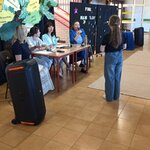 Uczestnik stojący tyłem do kadru Jedna osoba z jury przemawia do uczestnika konkursu.jpg