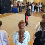 Występ solowy na środku sali dziecko prezentuje układ taneczny_ wokół stoją uczestnicy i w.jpg