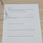 zdjęcie przedstawia leżącą na stole kartę pracy z ćwiczeniami do wykonania dla uczestników warsztatów.