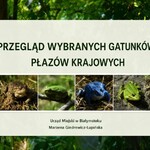 Na zdjęciu widac slajd przyrodniczy. Na tle rozmytego zielonego  lasu  znajduje sie jasny prostokątny panel z dużym tytułem 