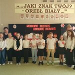 Grupa dzieci ubranych na galowo_ z tyłu napis Kto ty jesteś_ Polak mały.jpg