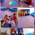 Dzieci na macie wykonują ćwiczenia i zabawy sensoryczne.