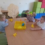 Dzieci dopasowują kształty i kolory podczas zajęć grupowych.