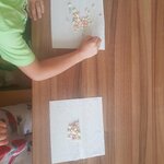 Przedszkolaki wykonują ćwiczenia języka z użyciem ryżu preparowanego