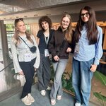 Uczniowie ze Szkoły Podstawowej nr 12 stojący razem z uczennicamii z Finlandii – wspólna f.jpg