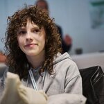 Uczennica –  siedzącą w skupieniu w sali_  miejsce konkursu..jpg