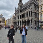 Dwoje dzieci stojących przed zabytkowym budynkiem na brukselskim Grand Place. Budynek to M.jpg