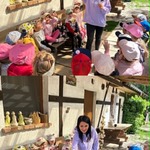 Dzieci z grupy Sówki podczas słuchania ciekawostek na temat papugi..jpg