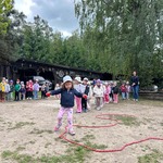 Dzieci z grupy Sówki i Żabki podczas aktywności ruchowych..jpg