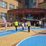 Grupa WINGEE prowadzi zabawy ruchowe dla uczestników festynu..jpg