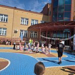 Uczniowie biorą udział w aktywnościach festynowych na boisku szkolnym..jpg