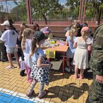Uczniowie korzystają ze stoiska kreatywnego z malowaniem twarzy i tworzeniem na folii..jpg