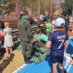 Uczniowie oglądają wyposażenie prezentowane przez grupę rekonstrukcyjną..jpg