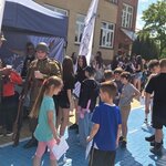 Uczniowie poznają wyposażenie prezentowane przez grupę rekonstrukcyjną..jpg