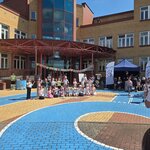 Uczniowie podczas aktywności festynowych na boisku szkolnym..jpg