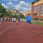 Uczniowie uczestniczą w aktywnościach sportowych na boisku szkolnym..jpg