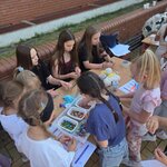 Uczniowie wykonują kreatywne zadania z koralikami..jpg
