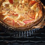 Upieczona wytrawna tarta w metalowej formie stoi w piekarniku złocista masa z widocznymi p.jpg