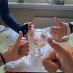 Na zdjęciu widać pusty talerz po plackach i 4 kciuki uniesione w górę.