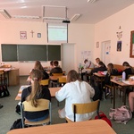 Zdjęcie 1. przedstawia uczniów klasy 5d w trakcie lekcji otwartej.jpeg